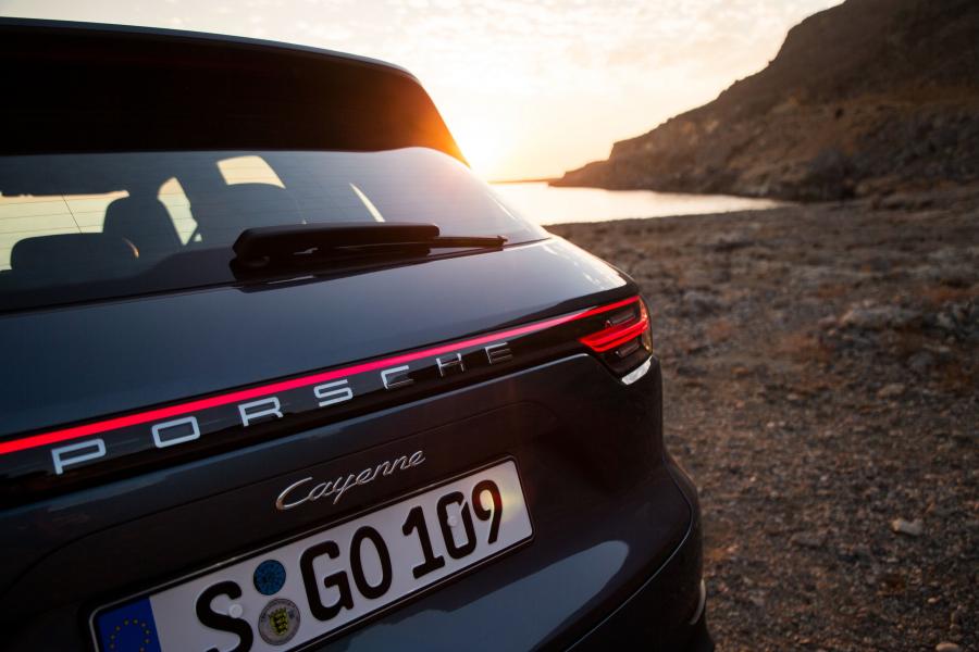 Логотип Porsche Cayenne 2017 года  (WW) (фото 15 из 41)